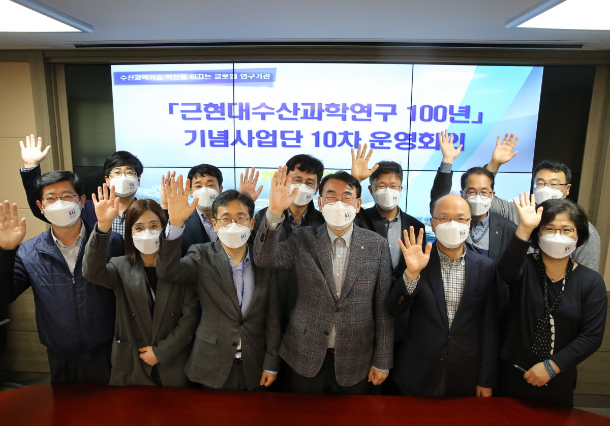 100년 기념사업단 기념 촬영